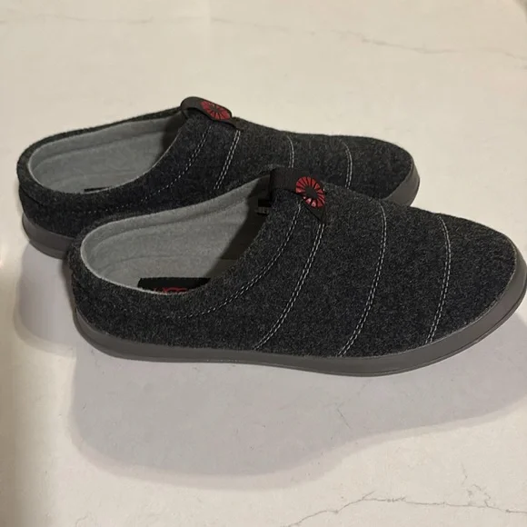 UGG sz 8 men’s slippers or
women’s sz 91/2 a 10 - Picture 2 of 5
